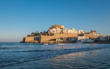 Peniscola silueti ve kale plajı gün batımı Castellon İspanya