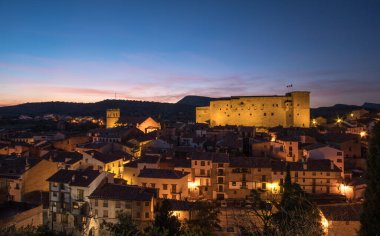 kargo gemisi durgun suda hareket ediyor.