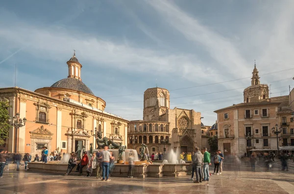VALENCIA, İspanya, Nisan 02, 2018: Tarihi katedrali ile İspanya, Valencia 'da Virgin Meydanı