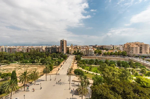 Valencia Turia nehir parkı bahçeleri ve İspanya 'da ufuk çizgisi