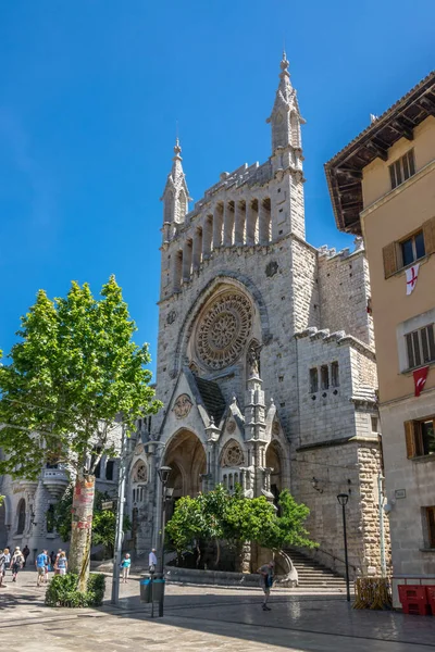 Soller, İspanya - 4 Mayıs 2017: Tarihi Sant Bartomeu Kilisesi Solörü Mallorca