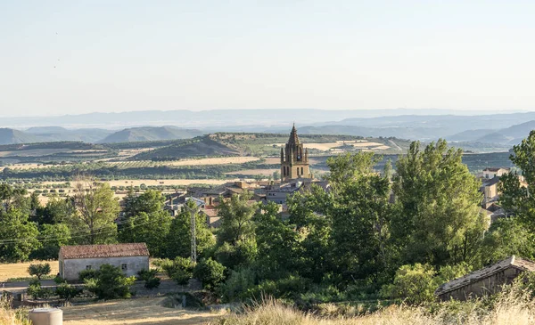 Köyün tepesinden Loarre, Aragon, Huesca ve İspanya 'nın panoramik manzaraları — Stok fotoğraf