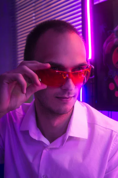Porträt Des Jungen Hübschen Mannes Mit Roter Brille Neonfarbenes Zimmer — Stockfoto