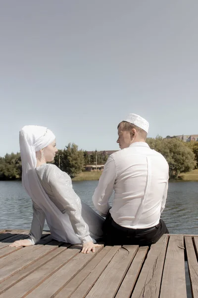 Ζευγάρι Νεαροί Μουσουλμάνοι Κάθονται Ξύλινες Σκάλες Κοντά Στη Λίμνη Μουσουλμανικός — Φωτογραφία Αρχείου