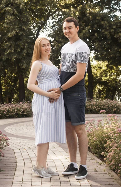 Familjen Tillsammans Sommarparken Kvinnan Gravid — Stockfoto