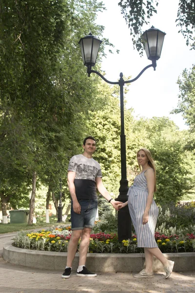 Famille Dans Parc Été Femme Enceinte — Photo