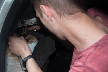 Kırmızı gömlekli adam, arabayı tamir et..