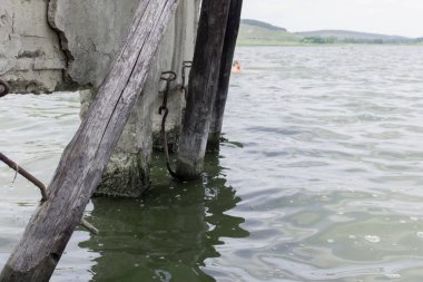 Nehrin karşısındaki eski karanlık taş köprü. Nehirde yansıması olan ortaçağ köprüsü. Seçici odak.