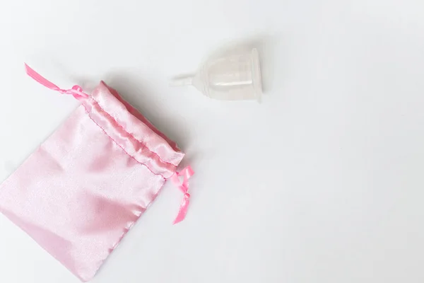 Productos de higiene personal femenina aislados en una copa menstrual de fondo blanco como producto reutilizable de cero residuos ecológico de elección durante un período de tiempo. — Foto de Stock