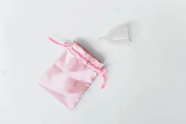 Productos de higiene personal femenina aislados en una copa menstrual de fondo blanco como producto reutilizable de cero residuos ecológico de elección durante un período de tiempo. Enfoque selectivo — Foto de Stock