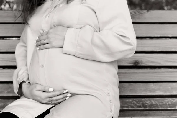 Retrato Una Mujer Embarazada Feliz Orgullosa Junto Río —  Fotos de Stock