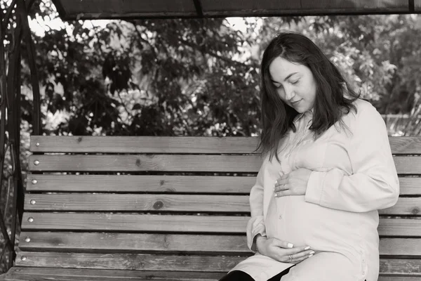 Retrato Una Mujer Embarazada Feliz Orgullosa Junto Río —  Fotos de Stock