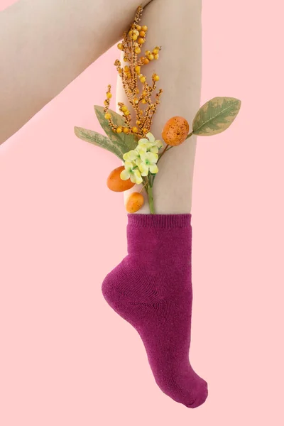 Αξύριστο Πόδι Μιας Γυναίκας Σκούρες Ροζ Κάλτσες Κίτρινα Λουλούδια Είναι — Φωτογραφία Αρχείου