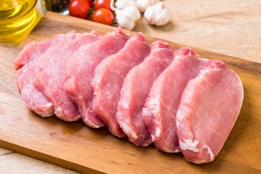 taze domuz ham filetosu ahşap tahta üzerinde