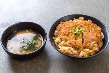 Kızarmış domuz pirzolası kasesi (Katsudon) - Japon yemek tarzı