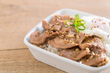 yumurta - Asya gıda tarzı ile tepesinde pirinç Sarımsak soslu tavada kızartılmış domuz eti