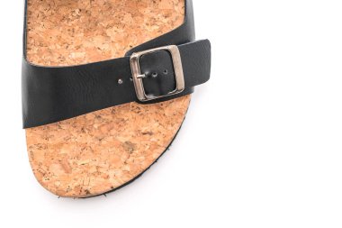 Beyaz arka planda izole erkek deri sandaletleri.