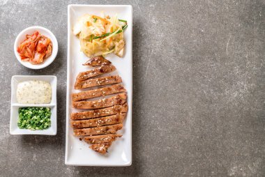 sebze - Asya tarzı ile dilimlenmiş domuz biftek ızgara