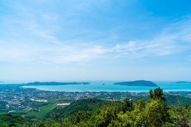 Phuket şehir manzarası ile deniz plaj ve mavi gökyüzü
