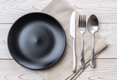 boş tabak kaşık çatal ve bıçak masada