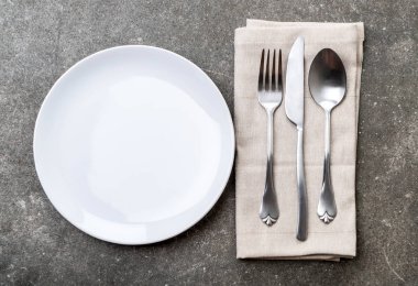 boş tabak kaşık çatal ve bıçak masada
