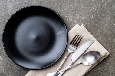boş tabak kaşık çatal ve bıçak masada