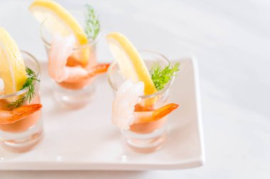 karides kokteyl sosu tablo ile