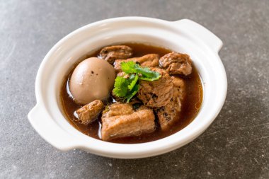 tatlı sos haşlanmış yumurta ile tofu kase