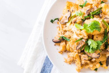 Tavada balık Maw plaka üzerinde