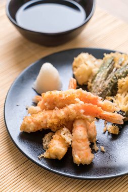 karides tempura (hırpalanmış kızarmış karides) sebze - Japon gıda tarzı
