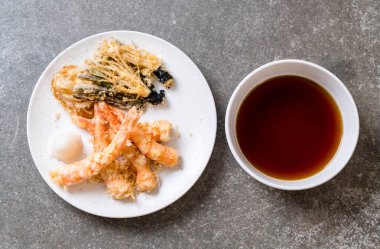karides tempura (hırpalanmış kızarmış karides) sebze - Japon gıda tarzı