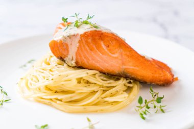 plaka üzerinde kızarmış som balığı spagetti