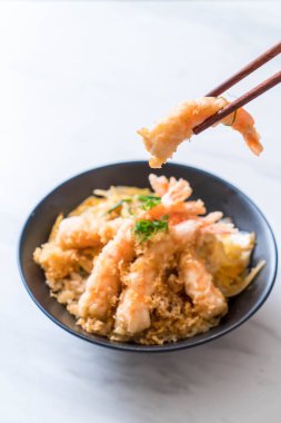kızarmış karides tempura üzerinde beyaz surat - Japon yemekleri stil tepesinde