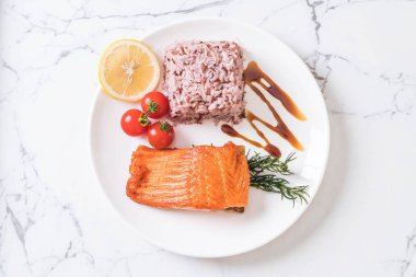 Plaka üzerinde Berry pilavlı somon Steak