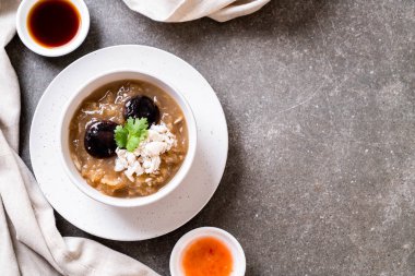 Yengeç kase kırmızı et suyu çorbası kızarmış balık Maw