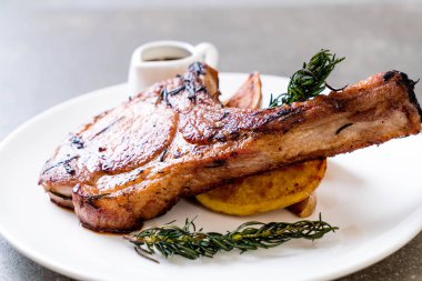 domuz eti biftek plaka üzerinde