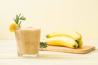 muz smoothies cam ahşap masa üzerinde