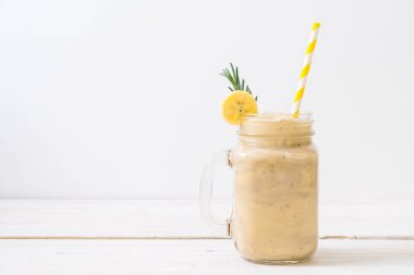 muz smoothies cam ahşap masa üzerinde