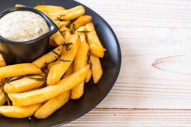 Soslu patates kızartması - sağlıksız yemek.