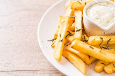 Soslu patates kızartması - sağlıksız yemek.