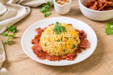 gevrek domuz pastırması ile kızarmış pilav