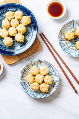 Karides Çince buğulanmış Dumpling sos ile