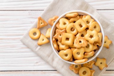 Kahveli bisküvi krakeri.