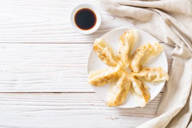 Japon gyoza 'sı ya da soya soslu hamur tatlısı.