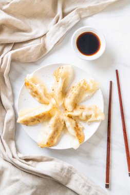 Japon gyoza 'sı ya da soya soslu hamur tatlısı.