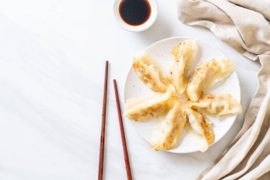Japon gyoza 'sı ya da soya soslu hamur tatlısı.