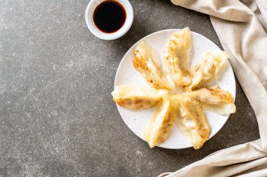 Japon gyoza 'sı ya da soya soslu hamur tatlısı.