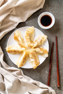 Japon gyoza 'sı ya da soya soslu hamur tatlısı.