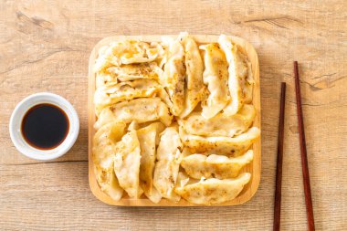 Japon gyoza 'sı ya da soya soslu hamur tatlısı.