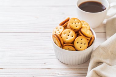 Hindistan cevizli bisküvi ve ananas reçeli.